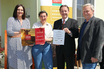 Auszeichnung „Moorochsen-Greisslerin 2021“ für Kerstin Bailer. V.l.: LH-Stv.in Mag.a Astrid Eisenkopf, Kerstin Bailer, LWK-Präs. NR DI Nikolaus Berlakovich, Werner Sinkovics, Obmann des Vereines „Rinderweide am Zickentaler Moor“