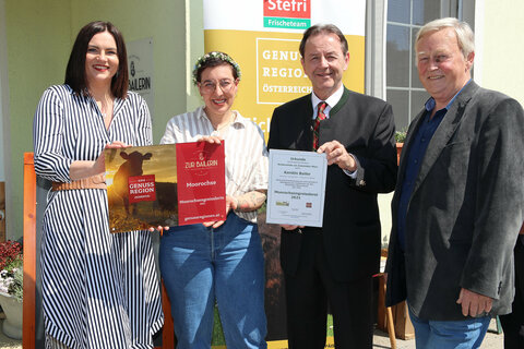 Auszeichnung „Moorochsen-Greisslerin 2021“ für Kerstin Bailer. V.l.: LH-Stv.in Mag.a Astrid Eisenkopf, Kerstin Bailer, LWK-Präs. NR DI Nikolaus Berlakovich, Werner Sinkovics, Obmann des Vereines „Rinderweide am Zickentaler Moor“