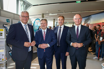Landesrat Dr. Leonhard Schneemann mit dem Präsidenten des Österreichischen Städtebundes Bürgermeister Dr. Michael Ludwig, Bundesminister Mag. Gerhard Karner, Städtebund-Vizepräsident LAbg. Bürgermeister Thomas Steiner beim Rundgang durch die Fachausstellung im KUZ Eisenstadt