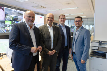 Landeshauptmann Hans Peter Doskozil mit LSZ Dienststellenleiter Markus Halwax, LSZ Leitstellenleiter Mario Promintzer und LSZ Technikleiter und Nikolaus Tittler