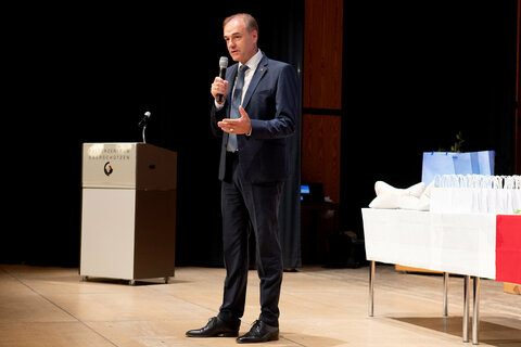 Soziallandesrat Dr. Leonhard Schneemann bei seiner Festansprache im Zuge der Diplomverleihung im Kulturzentrum Oberschützen.