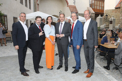 Bürgermeister Mag. Markus Szelinger, Forschungskoordinator des Landes Burgenland, Werner Gruber, Künstlerin, Moderatorin, Regisseurin und Sprecherin Kristina Schranz, Landesrat Dr. Leonhard Schneemann, Künstlerischer Leiter des Klangfrühlings, Gerhard Krammer und Werner Glösl vom Verein Zukunft Schlaining (v.l.) im Innenhof der Burg Schlaining.