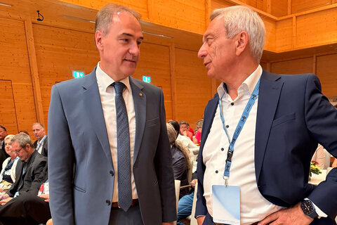Landesrat Dr. Leonhard Schneemann im Gespräch mit GÖD-Vorsitzenden-Stellvertreter Hannes Gruber (v.l.).
