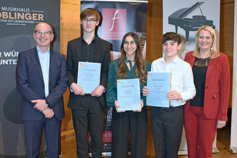 Landesrätin Mag.a (FH) Daniela Winkler und Landesmusikschulreferent Gerhard Gutschik, Geschäftsführer Burgenländisches Musikschulwerk, mit den Preisträger*innen der Jenö Takács Stipendien „young artists“ für Solist*innen Amirah Pranzl, Tristan Csaczar und Valentin Seidl.