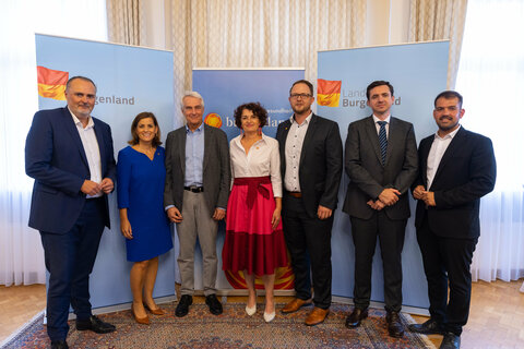 Landeshauptmann Mag. Hans Peter Doskozil, DGKP Bettina Ziniel, MSc, Pflegedirektorin Klinik Kittsee, Univ.-Prof. Dr. Stephan Kriwanek, medizinischer Geschäftsführer Gesundheit Burgenland, Prim.a Dr.in Anna Kettner, ärztliche Direktorin Klinik Kittsee, Dieter Feitek, BSc, MSc, kaufmännischer Direktor Klinik Kittsee, sowie LAbg. Kilian Brandstätter, Bürgermeister der Marktgemeinde Gols, und Dr. Peter Ivankovics, begleitender Anwalt der Marktgemeinde Gols.