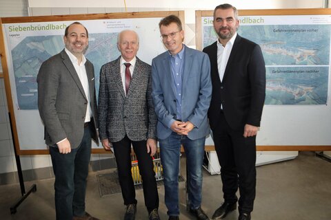 Baudirektor Wolfgang Heckenast, Bürgermeister Johann-Georg Horvath, DI Heinrich Grünwald und Landesrat Mag. Heinrich Dorner (v.l.) vor den Projekttafeln.