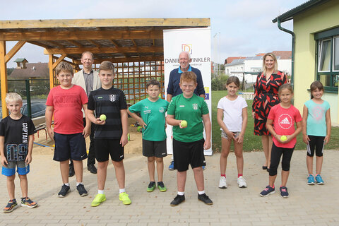 Bildungslandesrätin Mag.a (FH) Daniela Winkler präsentierte gemeinsam mit Mag. Harald Ziniel, Fachinspektor für Bewegung und Sport der Bildungsdirektion Burgenland, Projektleiter Diplomsportlehrer Professor Gerhard Judmayer und Direktor Karl Knor in Neuberg im Bezirk Güssing das Pilotprojekt „Neuromotorisches Lernen“ und konnte sich dabei auch vom raschen Baufortschritt der neuen örtlichen Volksschule überzeugen