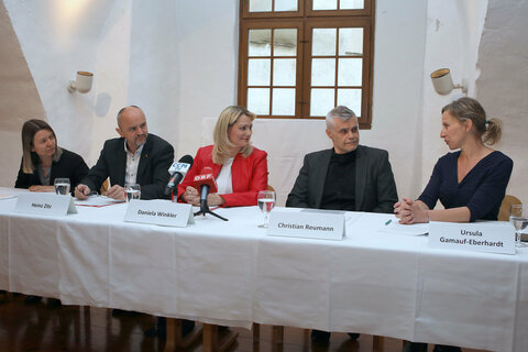 Bildungsdirektor Heinz Josef Zitz, Bildungslandesrätin Daniela Winkler, PH-Rektorin Sabine Weisz, Christian Reumann, Kinder- und Jugendanwalt und Ursula Gamauf-Eberhardt MA, Programmdirektorin ÖSFK bei der Pressekonferenz