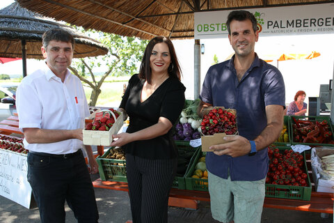 Landeshauptmann-Stellvertreterin Astrid Eisenkopf konnte sich gemeinsam mit Franz Ecker (rechts) von der Preisbehörde von der Qualität und der korrekten Preisauszeichnung der Produkte am Stand der Familie Palmberger in Donnerskirchen überzeugen - im Bild mit Daniel Palmberger