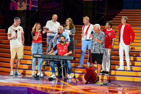 Rot-weiß-roter Gänsehautmoment zum Abschluss: Nach dem Match stimmten Stefan Maierhofer, Moderatorin Sissy Gamauf, ORF-Landesdirektor Werner Herics, Hans Krankl,  Moderator und Krone-Online-Sportchef Michael Fally, Landeshauptmann-Stellvertreterin Anja Haider-Wallner, Krone-Geschäftsführer Gerhard Valeskini, Toni Polster,  Burgenland Tourismus-Geschäftsführer Didi Tunkel und KBB-Generalintendant Alfons Haider gemeinsam „I Am from Austria“ an und sorgten für einen besonderen Ausklang des Abends. (v.l.).