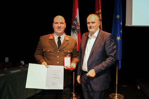 andeshauptmann Hans Peter Doskozil überreichte Thomas Strodl die Rettungsmedaille.