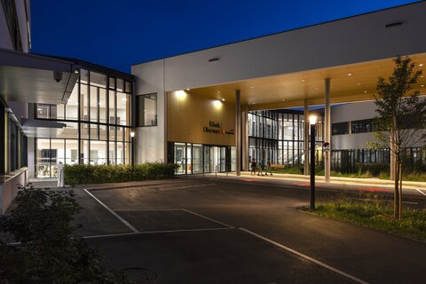 Die Klinik Oberwart bei Nacht