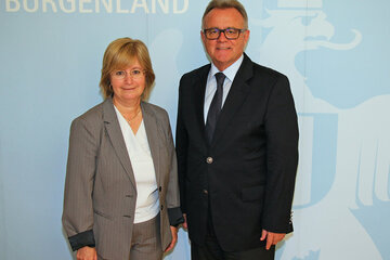 Landeshauptmann Hans Niessl im Landhaus in Eisenstadt mit der Botschafterin des Staates Israel in Österreich, Talya Lador-Fresher zu informellen Gesprächen zusammen