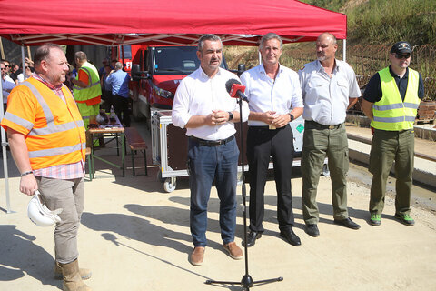 Asfinag-Projektleiter Herwig Moser, Landesrat Mag. Heinrich Dorner, Landtagsabgeordneter Ewald Schnecker, Bezirksfeuerwehrkommandant Franz Kropf und Landesfeuerwehr-Direktor und Feuerwehr-Bezirksreferent für Tunnelbau und Taktik HBI DI (FH) Sven Karner, MSc (v.l.) berichteten über den Fortschritt des S7-Tunnels.