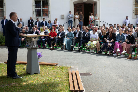 Landesrat Dr. Leonhard Schneemann im Zuge seiner Festansprache bei der 75-Jahres-Feier der Landesberufsschule Pinkafeld.