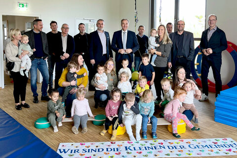 Soziallandesrat Dr. Leonhard Schneemann und Bürgermeister Mag. Markus Szelinger im neuen Kindergartenzubau in Stadtschlaining.