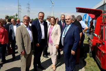 Firmengründer KommR Michael Leier mit Landeshauptmann Hans Peter Doskozil, Landesrätin Daniela Winkler und Landeshauptmann a.D. Hans Niessl