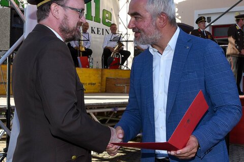 Landesrat Heinrich Dorner gratulierte HBI Jacob Julius Schumann zum Verdienstkreuz des Bgld. Landesfeuerwehrverbandes