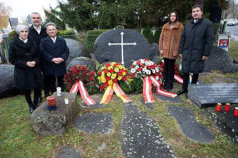 Bundesministerin Anna Sporrer, Landesrat Heinrich Dorner, Vorsitzender vom Volksgruppenbeirat Emmerich Gärtner-Horvath, Landtagspräsidentin Astrid Eisenkopf und Obmann des Kulturvereins Österreichischer Roma, Christian Klippl (v.l.) vor dem Mahnmal für Roma und Sinti in der Gemeinde Lackenbach.