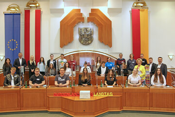 Schülerinnen und Schüler der vierten Klasse der HAK Eisenstadt diskutierten mit Landesrat Heinrich Dorner und Landtagspräsidentin Verena Dunst über bedeutende Zukunftsthemen