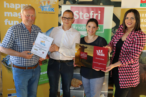 Werner Sinkovics, Obmann Verein "Rinderweide am Zickentaler Moor", Mario Groschner, Leiter der Gastronomie des Familyparks, Mag.a Lisa Wagner-Körmendi, Leiterin Marketing & Sales des Familyparks, und Landeshauptmann-Stv.in Mag.a Astrid Eisenkopf