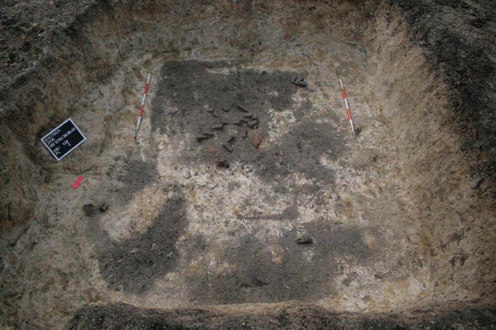 © BDA / Foto: N. Franz Webwerkstätte mit Webgewichten aus der Eisenzeit, Foto: N. Franz