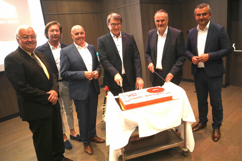 Anlässlich des Jubiläums 70 Jahre OSG gab es eine Torte, diese wurde von Landeshauptmann Hans Peter Doskozil (2.v.r.) und OSG-Obmann Dr. Alfred Kollar (3.v.r.) angeschnitten. Mit ihnen am Foto: Aufsichtsrats-Vorsitzender DI Johann Schmidt, Pinkafelds Bürgermeister Mag. Kurt Maczek, Oberwarts Bürgermeister Georg Rosner mit Landesrat Mag. Heinrich Dorner (v.l.).