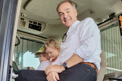 Landesrat Dr. Leonhard Schneemann betonte beim Besuch auf den Bauernhöfen der Familien Portschy und Lederer die Bedeutung des Wirtschaftsfaktors Landwirtschaft.