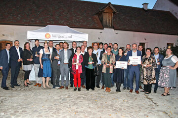 Die SiegerInnen der ersten Verleihung der „Rot-goldenen Traube“ in der Cselley-Mühle in Oslip