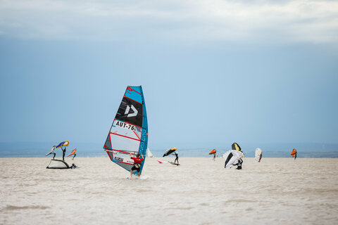 Das See Opening 2025 im Burgenland hat einmal mehr seine Bedeutung als Saisonauftakt unter Beweis gestellt. Trotz durchwachsenen Wetters am ersten Wochenende und eines verregneten Sonntags zum Abschluss genossen heuer wieder mehr als 45.000Besucher:innen das vielfältige Programm und die einzigartigen Kulissen des Neusiedler Sees und Neufelder Sees.