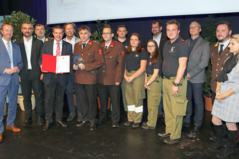 LH-Stv. Johann Tschürtz, LR Heinrich Dorner, Landesfeuerwehrkommandant LBD Alois Kögl (hinten), HTL-Dir. Wilfried Lercher, Pinkafeld-Bgm. Kurt Maczek (hinten) mit Mitgliedern der Stadtfeuerwehr Pinkafeld und SchülerInnen der HTL Pinkafeld (v.l.).