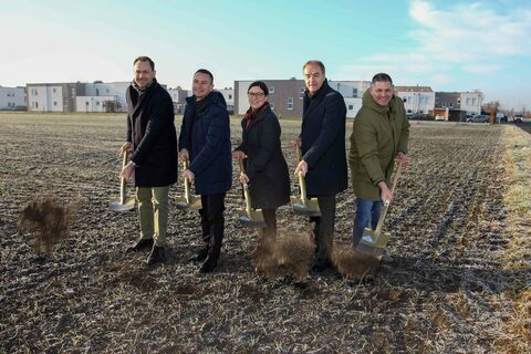 Spatenstich mit Dr. Johannes Zsifkovits, Geschäftsführer der Soziale Dienste Burgenland GmbH, Landtagspräsident Robert Hergovich, SOWO-Geschäftsführerin DIin Melanie Piskernik, Soziallandesrat Dr. Leonhard Schneemann und Bürgermeister Andreas Rotpuller.