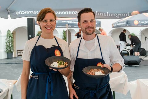 Landeshauptmann-Stellvertreterin Anja Haider-Wallner beim Showkochen am Sterzfestival gemeinsam mit Koch Georg Gossi