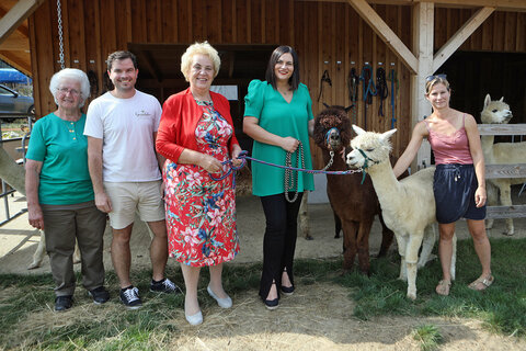 Oma Rosa Pomper, Marcel Pomper, Landtagspräsidentin Verena Dunst, Landeshauptmann-Stellvertreterin Astrid Eisenkopf und Bianca Pomper (v.l.) mit Alpakas.