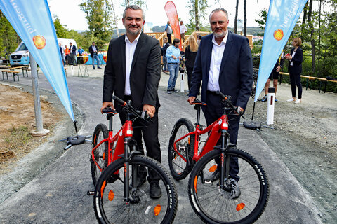 Landeshauptmann Mag. Hans Peter Doskozil und Landesrat Mag. Heinrich Dorner (v.r.) auf dem neuen überregionalen Radweg im Südburgenland.