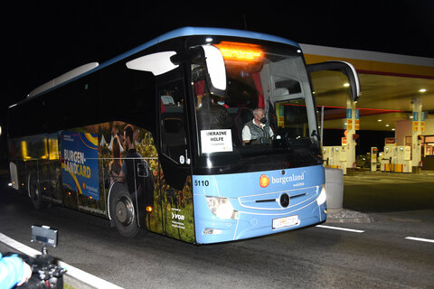 Der Bus der Verkehrsbetriebe Burgenland bei seiner Ankunft in Nickelsdorf