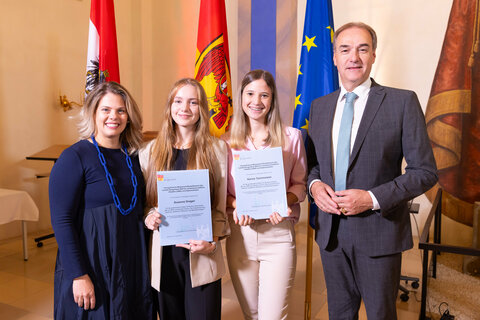 Abteilungsvorständin der Abteilung 7 - Bildung, Kultur und Wissenschaft Claudia Priber, Susanne Dragan, Karina Teichmeister und Landesrat Leonhard Schneemann