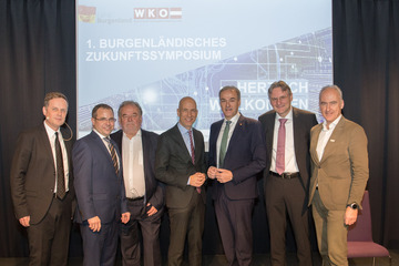 Gruppenbild beim 1. Burgenländischen Zukunftssymposium (v.l.) Univ. Prof. Dipl.-Ing. Dr.sc.techn Bernd Klöckl, TU Wien, Wirtschaftskammerpräsident Andreas Wirth (Wirtschaftskammer Burgenland), em. o. Univ.-Prof. Dr. Friedrich Roithmayr, Johannes Kepler Universität Linz, Bundesminister Univ.-Prof. Dr. Martin Kocher, Bundesministerium für Arbeit und Wirtschaft, Wirtschaftslandesrat Dr. Leonhard Schneemann, Univ.-Prof. Dr.techn. Andreas Kugi, AIT Austrian Institute of Technology, DI Dr. Heinz Mayer, Joanneum Research Forschungsgesellschaft GmbH.