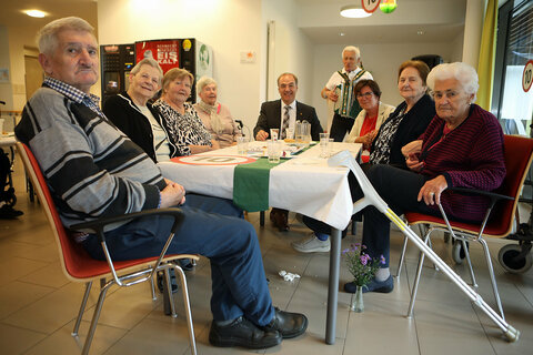 Soziallandesrat Dr. Leonhard Schneemann führte beim Besuch Gespräche mit den Bewohnerinnen und Bewohnern des Pflegezentrums Rechnitz.