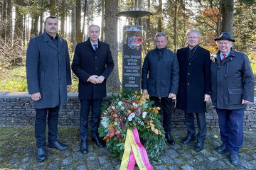 v.l.: Bgm. Martin Kramelhofer, Rechnitz, LR Dr. Leonhard Schneemann, Vbgm. Günter Tangl, Bezirkshauptmann WHR Dr. Helmut Nemeth, Ernst Feldner, Präsident ÖKB LV Bgld.