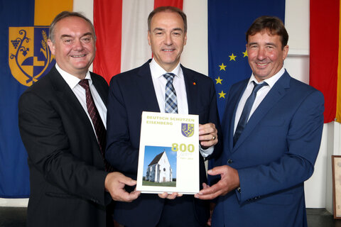 Landesrat Dr. Leonhard Schneemann (Mitte) gratulierte Bürgermeister Franz Wachter (r.) und Vizebürgermeister Herbert Weber (l.) zum Jubiläum und zur dafür erstellten Chronik.