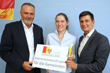 Landeshauptmann Hans Peter Doskozil und Gemeindereferent Landesrat Christian Illedits mit Mag.a Dr.in Barbara Zechmeister