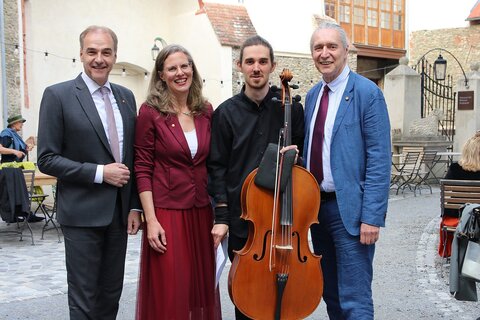 Landesrat Leonhard Schneemann, Landeshauptmann-Stellvertreterin Anja Haider-Wallner, Musiker Damjan Stuller (Violoncello), Intendant Gerhard Krammer.