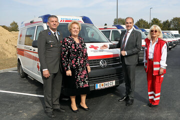 Landesrat Dr. Leonhard Schneemann (2.v.r.) und Landtagspräsidentin Verena Dunst (2.v.l.) gratulierten Rotes Kreuz Burgenland-Präsidentin Friederike Piringer (r.) und dem Dienstführenden der Bezirksstelle Oberwart, Erwin Hanzl (l.) zur neuen Rotes Kreuz-Bezirksstelle in Oberwart.