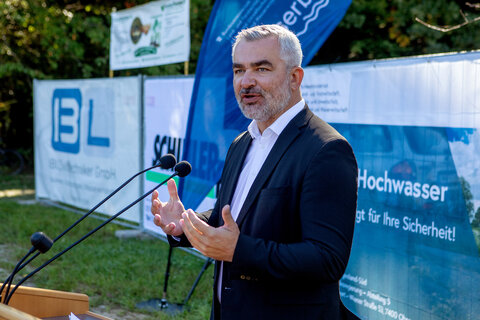 Landesrat Heinrich Dorner bei seiner Festansprache anlässlich der Eröffnung des neuen Rückhaltebeckens in Riedlingsdorf.