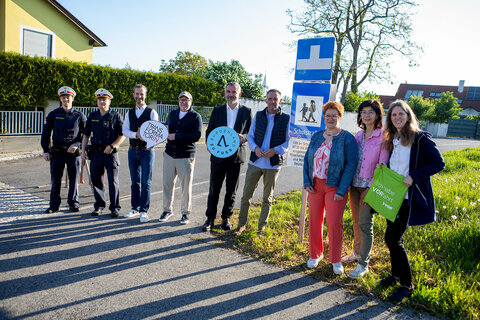Verkehrslandesrat Mag. Heinrich Dorner (5.v.l.) mit Bürgermeister Andreas Kacsits (4.v.r.), Vizebürgermeister Jürgen Hofer(4.v.l.) sowie weiteren Beteiligten und der Exekutive bei der neuen Schulstraße in Deutschkreutz.