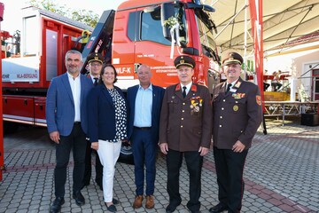 Feuerwehrreferent Landesrat Heinrich Dorner, KDT-Stv. Daniel Puhr (FF Kobdersorf), Fahrzeugpatin Birgit Hausensteiner, Fahrzeugpate Bürgermeister Andreas Tremmel, KDT Gerhard Klafsky (FF Kobersdorf) und Landesfeuerwehrkommandanten-Stellvertreter LBDS Martin Reidl