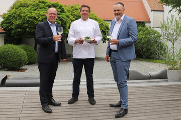 Weinbaupräsident Andreas Liegenfeld, Starkoch Wolfgang Ban und Landeshauptmann Hans Peter Doskozil bei der Präsentation der neuen Förderaktion im Martinsschlössl in Donnerskirchen.