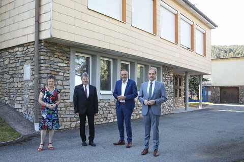 Neues Altenwohn- und Pflegeheim des Landes in Redlschlag auf Schiene: Bürgermeisterin Renate Habetler, Vizebürgermeister Wilhelm Böhm, Landeshauptmann Hans Peter Doskozil und Landesrat Leonhard Schneemann