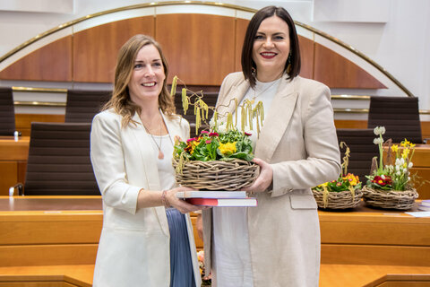 Die Drittplatzierte Prof.in Mag.a Dr.in Ute Seper mit Landeshauptmann-Stellvertreterin Mag.a Astrid Eisenkopf.